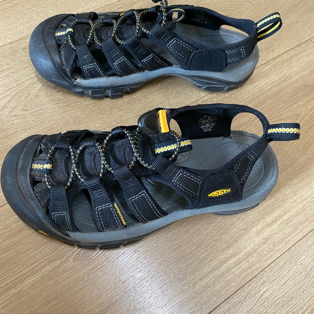 Ladies Keens size 8